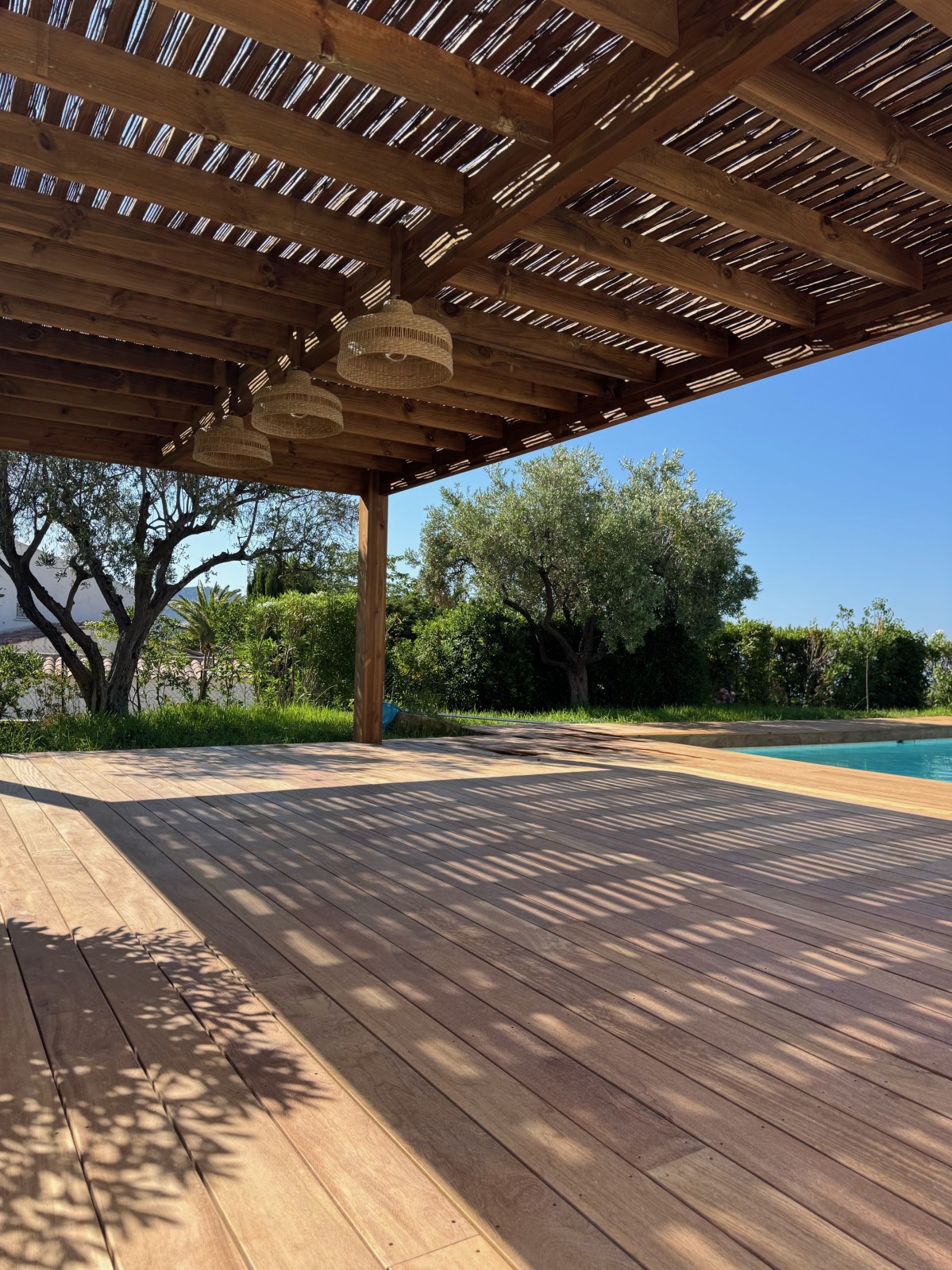 Création d’une pergola en Douglas marron sur mesure à Cassis.