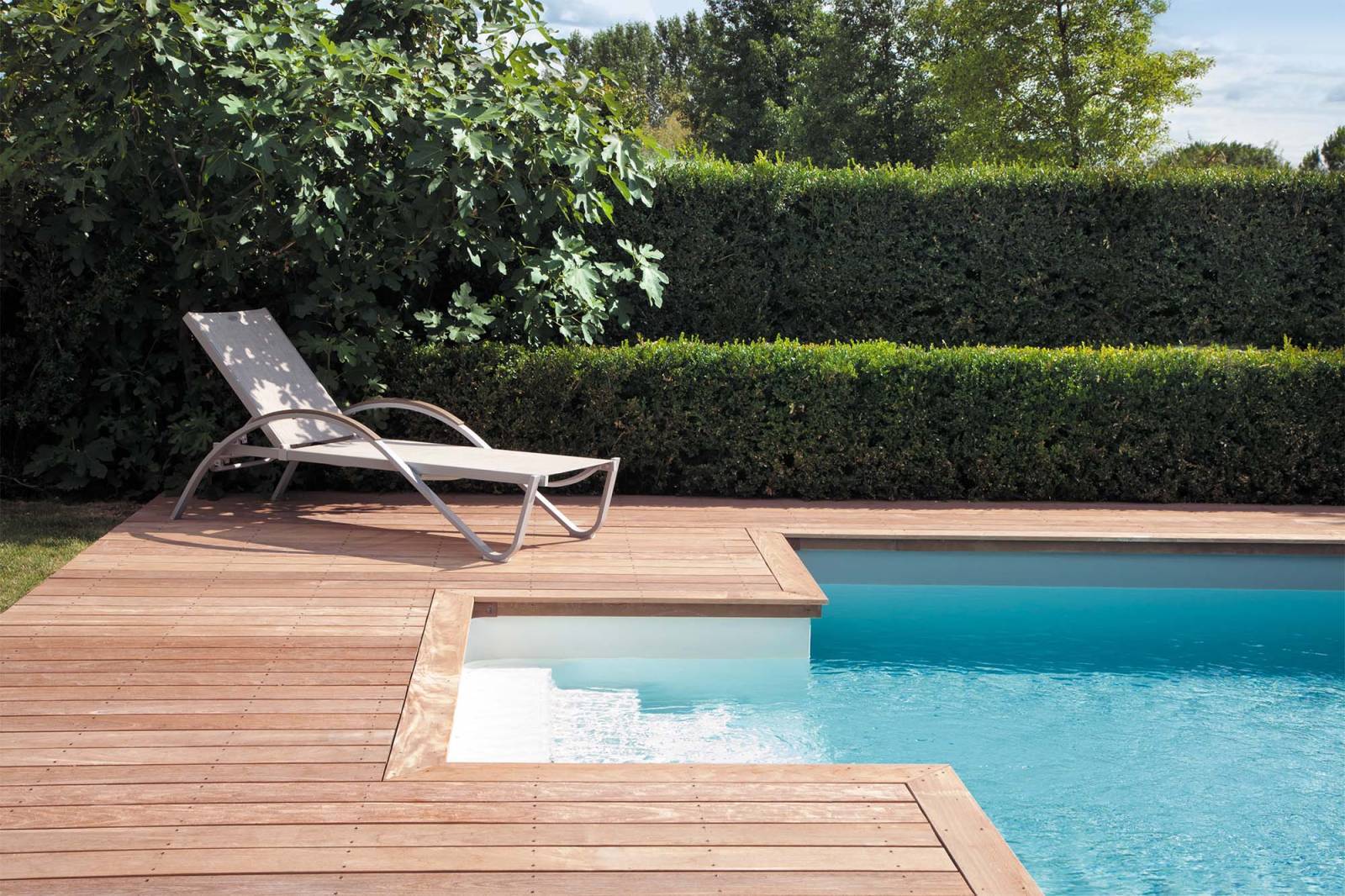 Artisan installant une plage de piscine en bois exotique près de Bandol