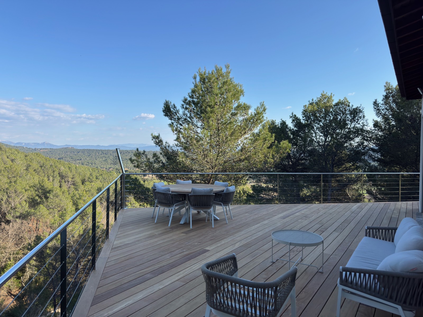 Terrasse en Bois et plage de piscine sur-mesure à Aix-en-Provence 