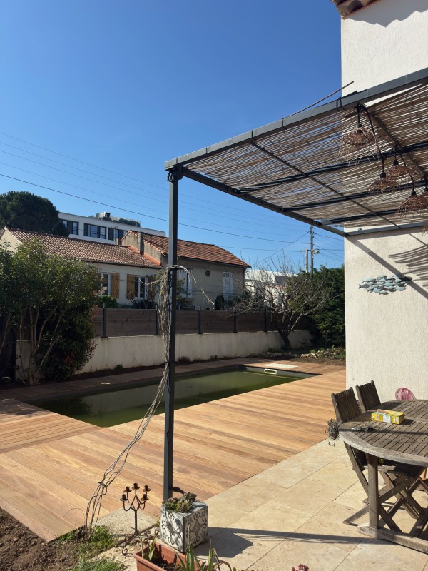 Réalisation d’une plage de piscine en bois exotique sur mesure sur plots dans le 9ᵉ arrondissement de Marseille