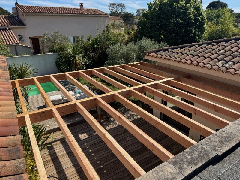 Réalisation d’une pergola adossée sans poteau en Douglas sur-mesure à Pélissanne