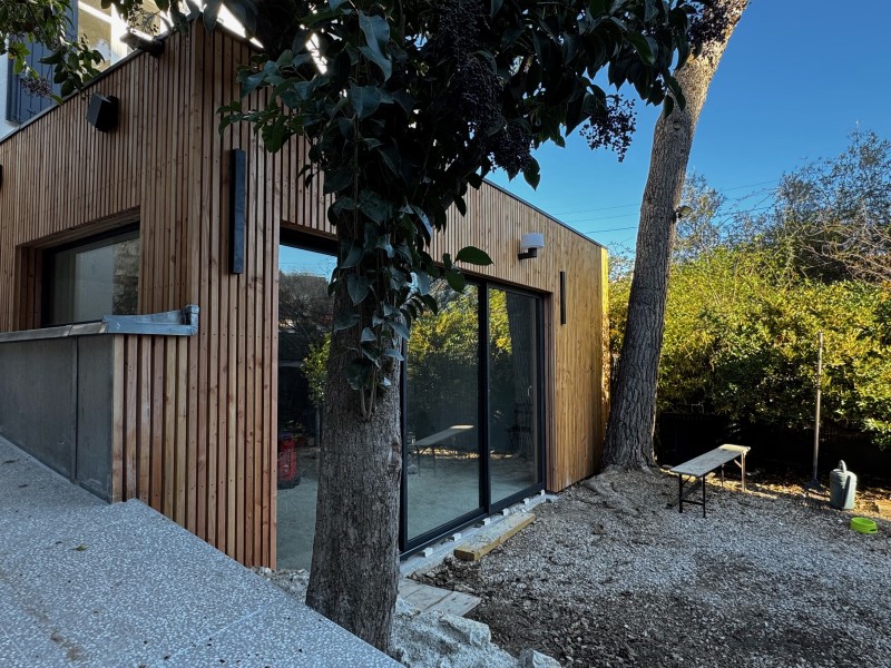 Construction extension ossature bois moderne sur mesure avec bardage à Marseille.