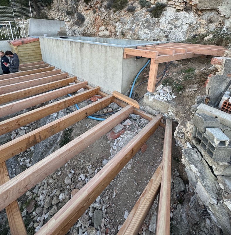 Création de terrasse en bois sur terrain non adapté à l’Estaque.