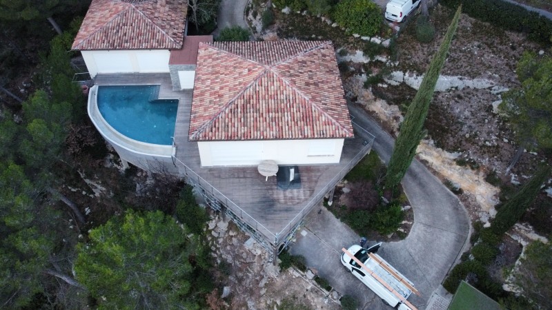 Avant / Après, rénovation complète d’une terrasse suspendue en bois au Tholonet.