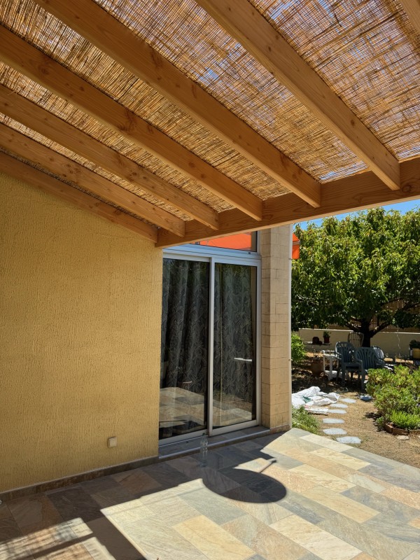 Création d’une pergola légère en Douglas avec couverture en roseaux à Saint-Cyr-sur-Mer
