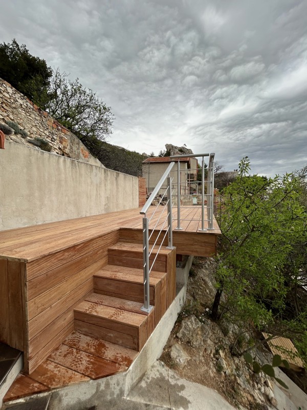  terrasse en bois exotique suspendu en cumaru à l’Estaque