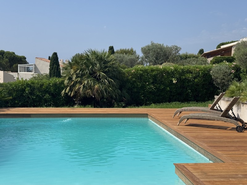 Charpentier Woodworkers posant une plage de piscine sur mesure