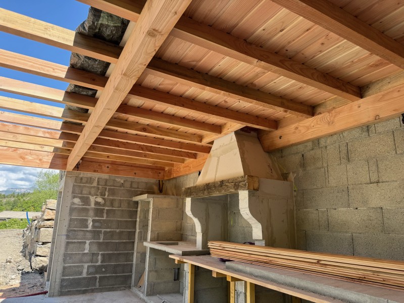 Détail d’une pergola en Douglas avec finitions haut de gamme