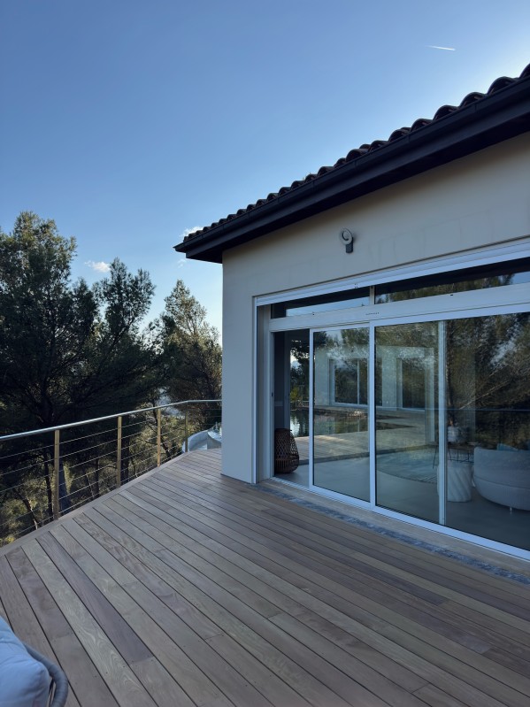 Réalisation d’une terrasse en bois exotique Cumaru autour d’une piscine à Aix-en-Provence