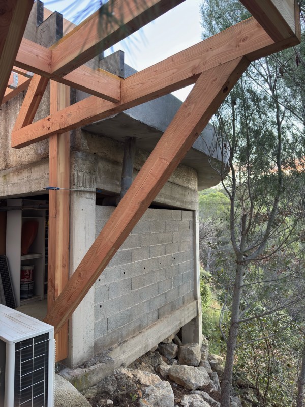 Avant / Après, rénovation complète d’une terrasse suspendue en bois au Tholonet.