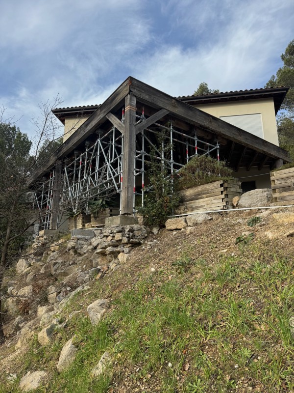 Avant / Après, rénovation complète d’une terrasse suspendue en bois au Tholonet.