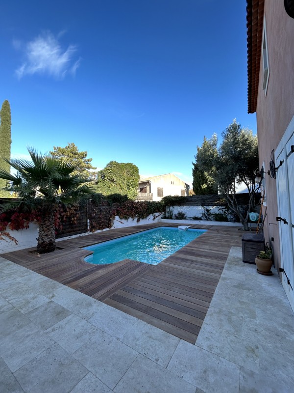 Plage de piscine en bois cumaru réalisée près de Marseille