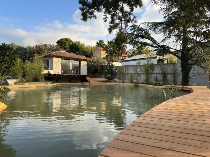 Chemin en bois Douglas épousant les courbes du lac à Château-Gombert