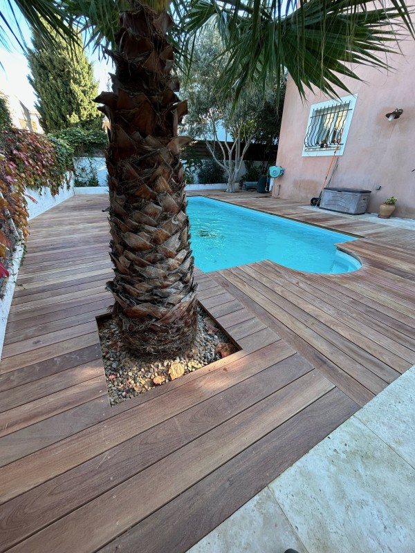 Détail des lames en bois exotique autour d’une piscine