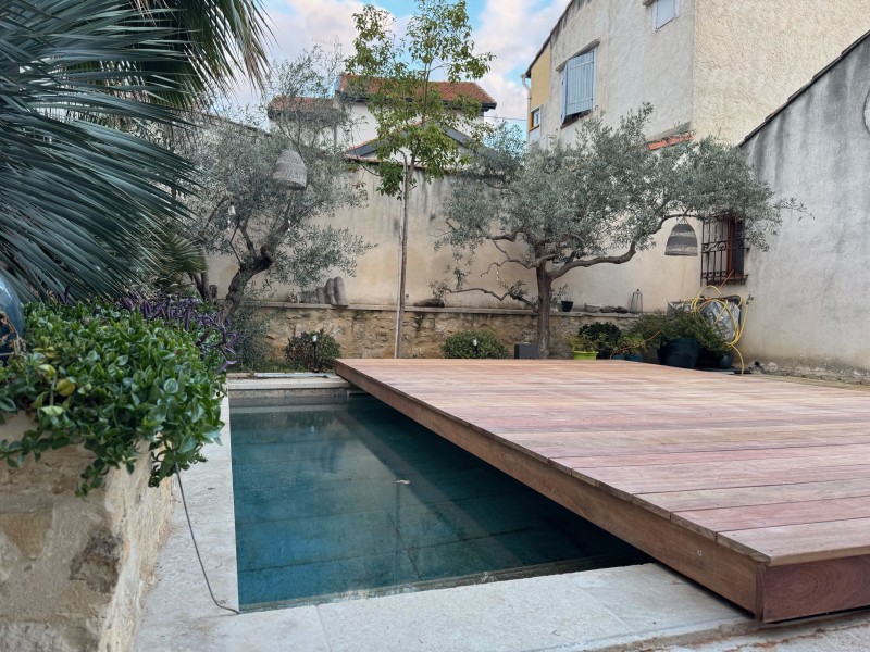 Terrasse coulissante en bois exotique alliant esthétisme, sécurité et ingénierie sur mesure à Rognac.