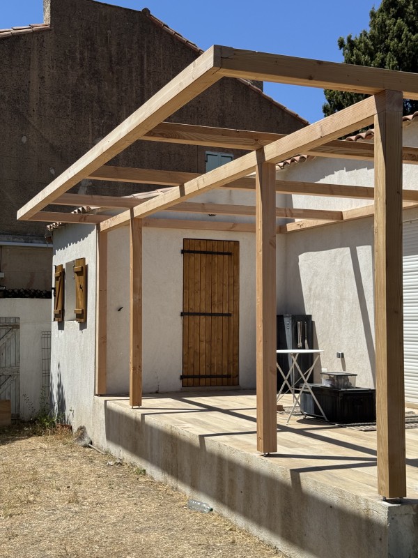 Réalisation d’une pergola sur-mesure en Douglas dans le 12ᵉ arrondissement de Marseille