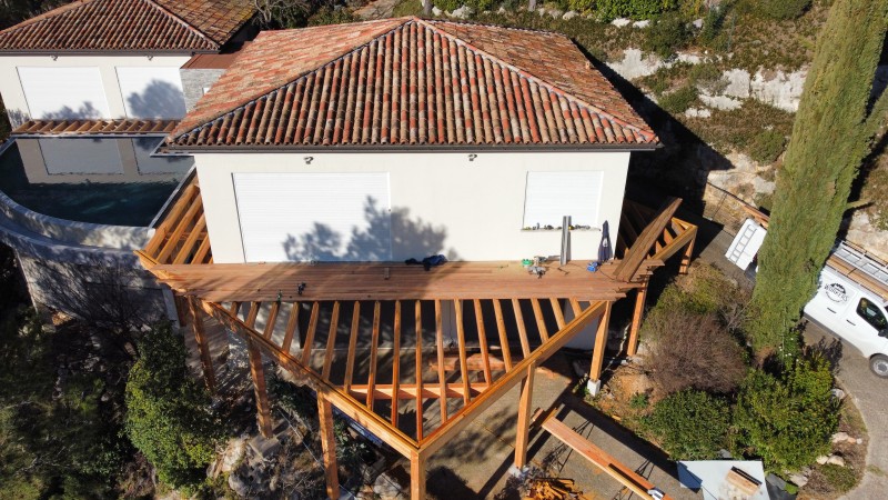 Avant / Après, rénovation complète d’une terrasse suspendue en bois au Tholonet.