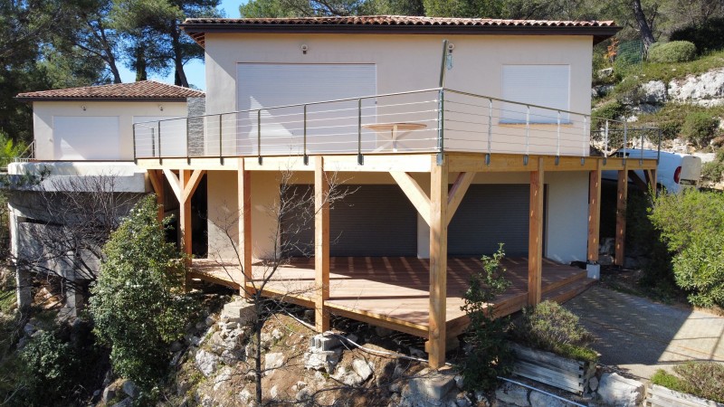 Avant / Après, rénovation complète d’une terrasse suspendue en bois au Tholonet.