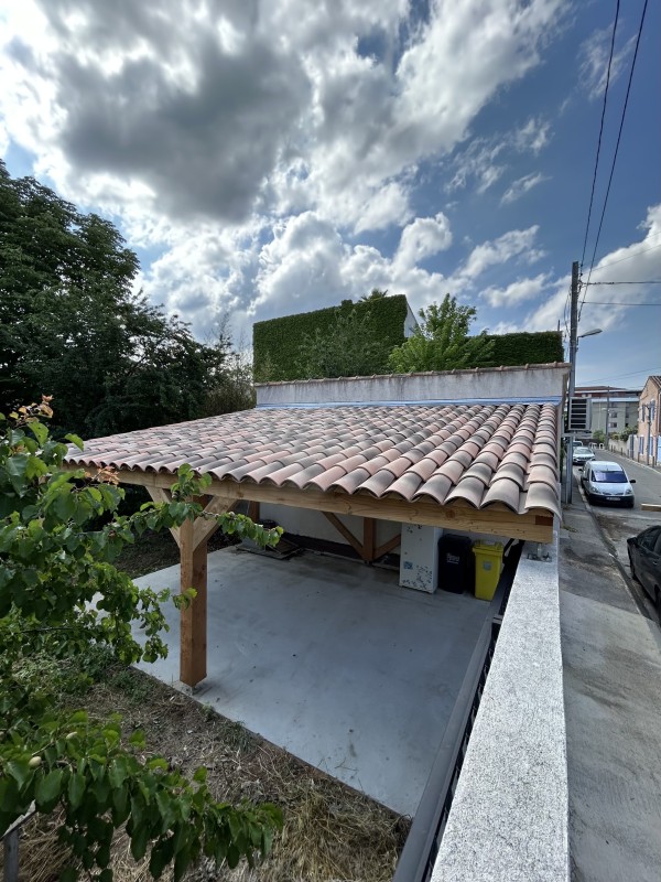 Charpentier Woodworkers posant un carport sur mesure