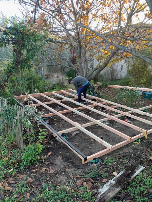   Terrasse bois haut de gamme parfaitement intégrée dans un jardin à Calas  