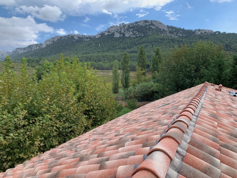 Vue sur le faîtage d'une toiture rénovée à Aix-en-Provence.