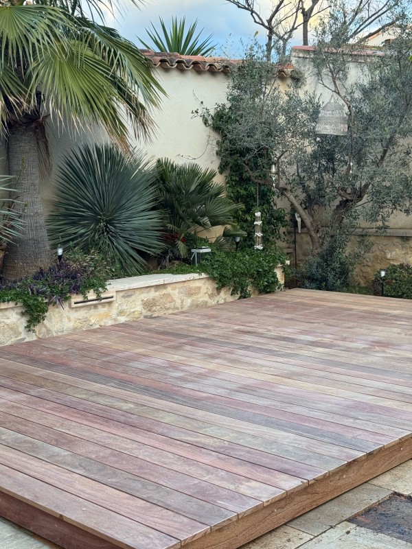 Terrasse coulissante en bois exotique alliant esthétisme, sécurité et ingénierie sur mesure à Rognac.