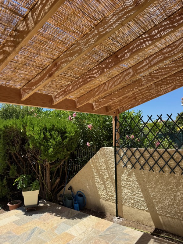 Création d’une pergola légère en Douglas avec couverture en roseaux à Saint-Cyr-sur-Mer
