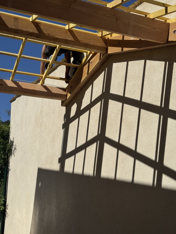Fabrication et pose d’un carport adossé en tuiles mécaniques à Gardanne