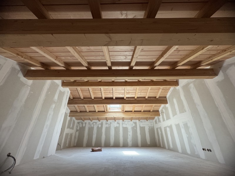 Réalisation d'une charpente apparente par notre équipe de charpentier sur mesure à Lascourt.