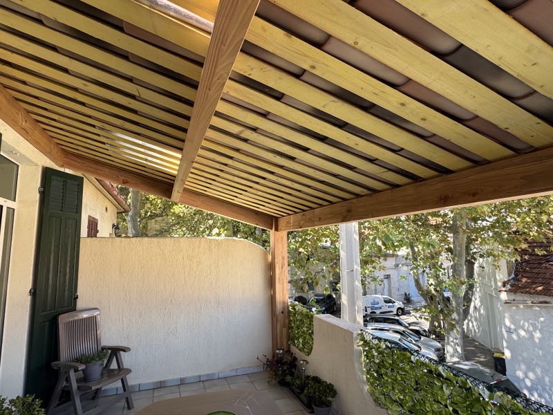 Création d’une pergola en tuiles sur une terrasse au premier étage à Marseille.