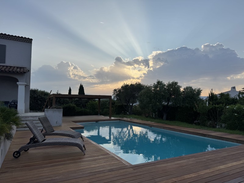Détail d’assemblage invisible sur terrasse piscine bois