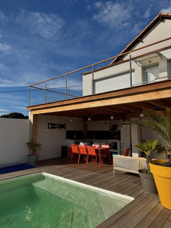 Pose d’un garde-corps métallique sur pergola toit-terrasse en bois à Marseille