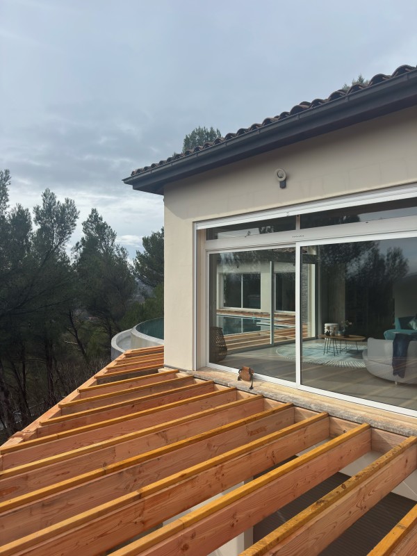 Avant / Après, rénovation complète d’une terrasse suspendue en bois au Tholonet.