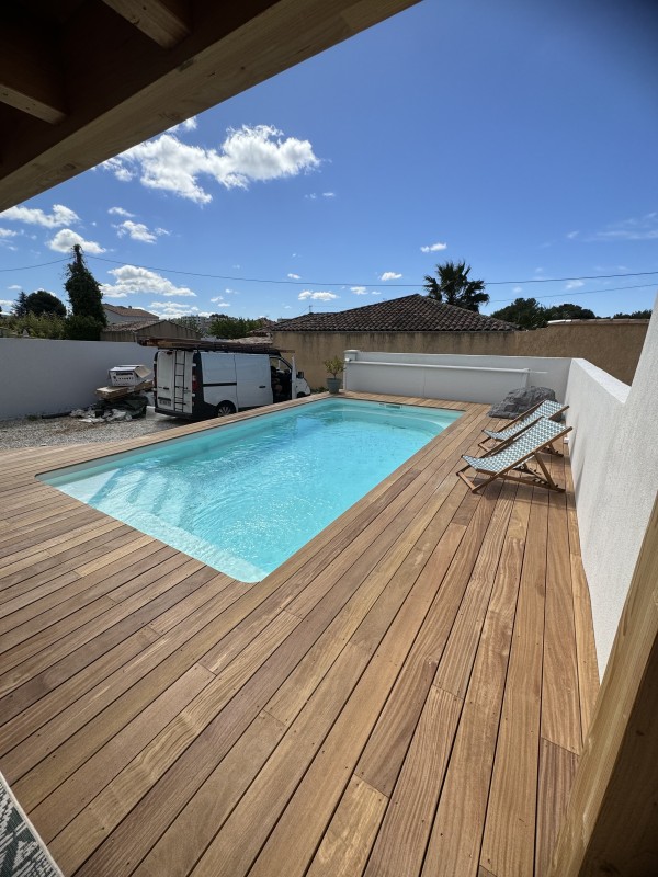 Détail des lames de bois cumaru autour de la piscine