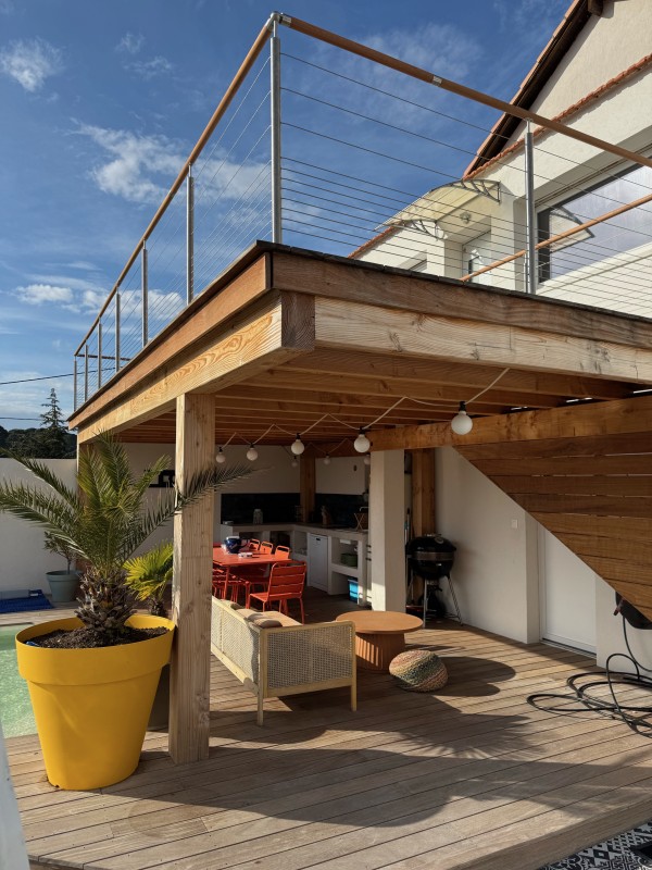 Terrasse en bois exotique avec garde-corps en inox moderne à Marseille