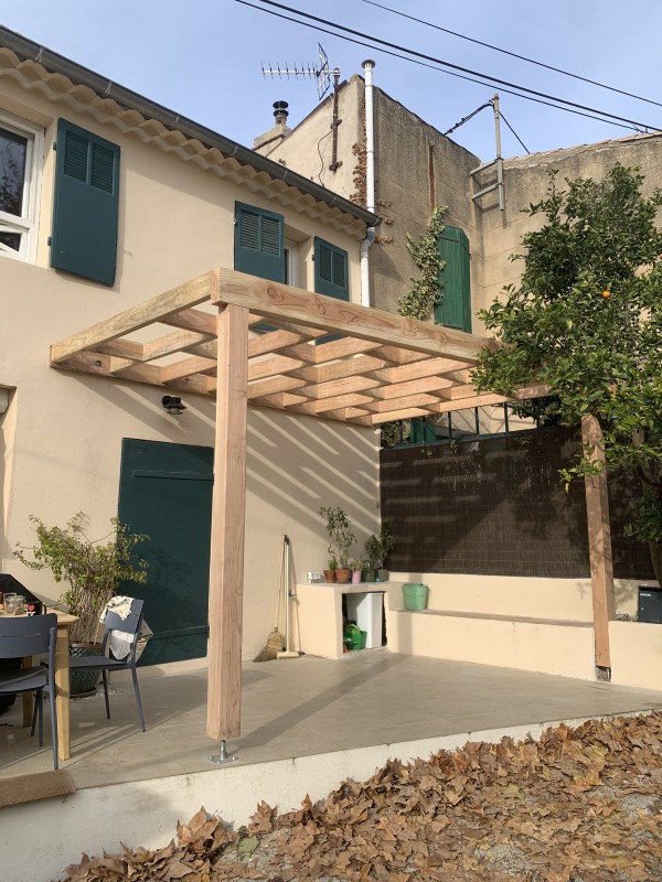 Terrasse marseillaise ombragée par une structure en bois Douglas