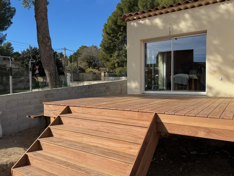 Création d’une terrasse en bois exotique sur mesure en hauteur à Rognac 