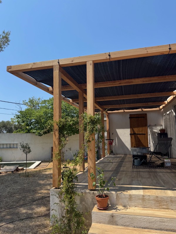Réalisation d’une pergola sur-mesure en Douglas dans le 12ᵉ arrondissement de Marseille