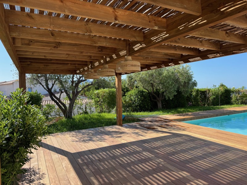 Création d’une pergola en Douglas marron sur mesure à Cassis.