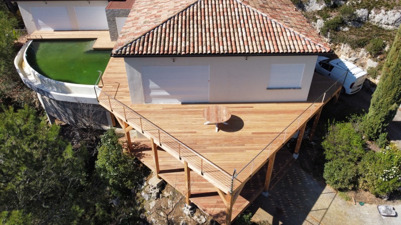 Création d’une terrasse en bois exotique Cumaru sur charpente en Douglas au Tholonet, commune d’Aix-en-Provence