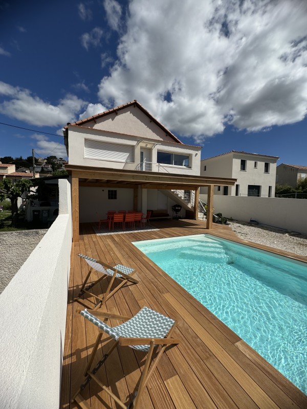 Pergola étanche en bois abritant un salon d’été