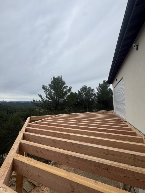 Avant / Après, rénovation complète d’une terrasse suspendue en bois au Tholonet.