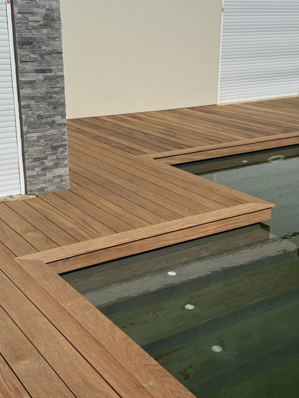 Réalisation d’une terrasse en bois exotique Cumaru autour d’une piscine à Aix-en-Provence