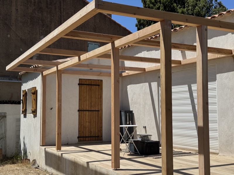 Réalisation d’une pergola sur-mesure en Douglas dans le 12ᵉ arrondissement de Marseille