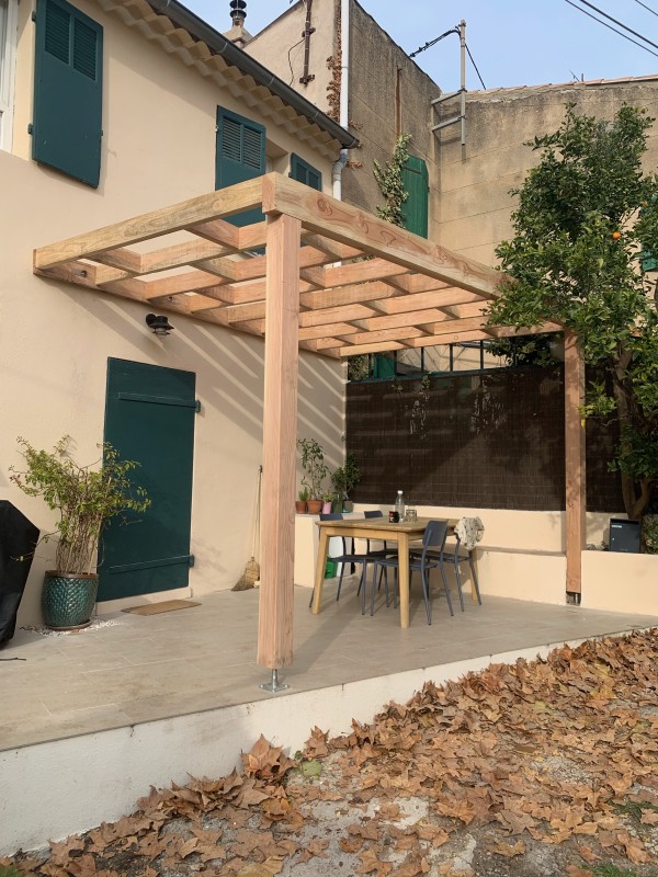 Pergola en bois Douglas sur mesure installée à Marseille