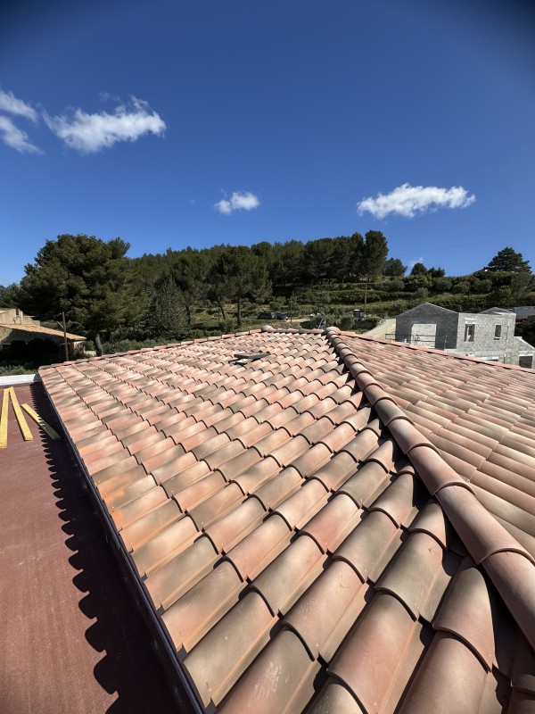  Réalisation d’une toiture neuve en tuile Romane silvacane à côté d’Aix en Provence .