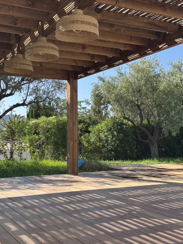 Création d’une pergola en Douglas marron sur mesure à Cassis.