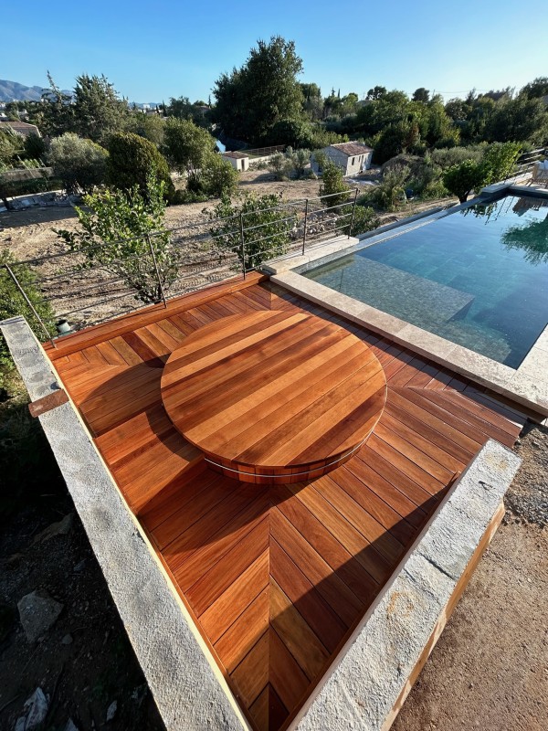 terrasse en bois exotique cumaru autour d’un jacuzzi à château Gombert
