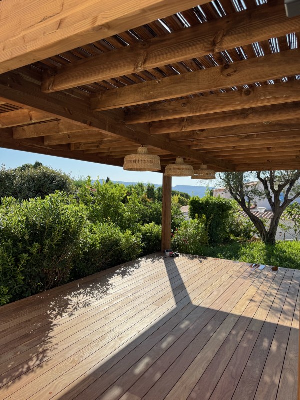 Création d’une pergola en Douglas marron sur mesure à Cassis.