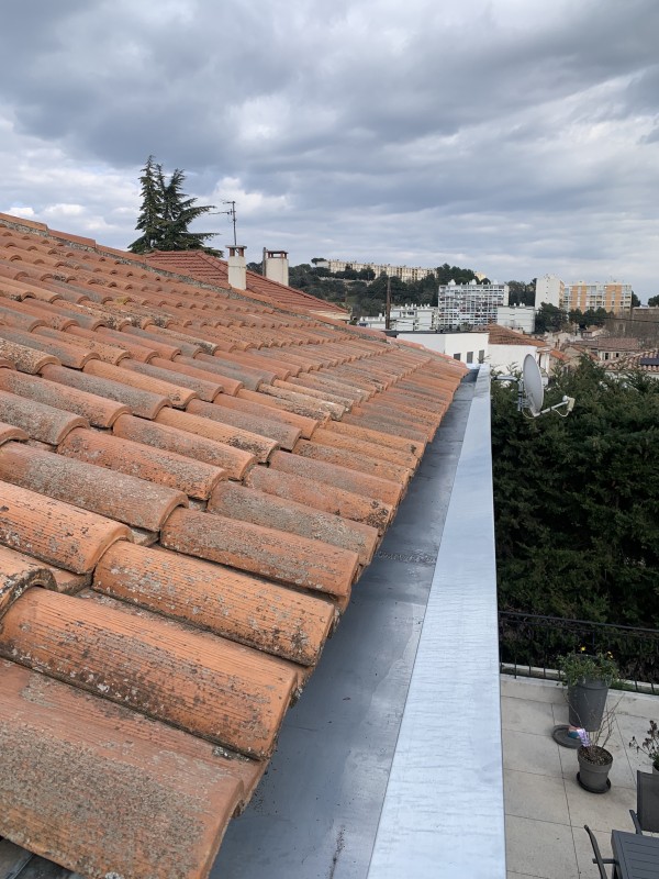 Rénovation et réparation de fuite de toiture à Aubagne.